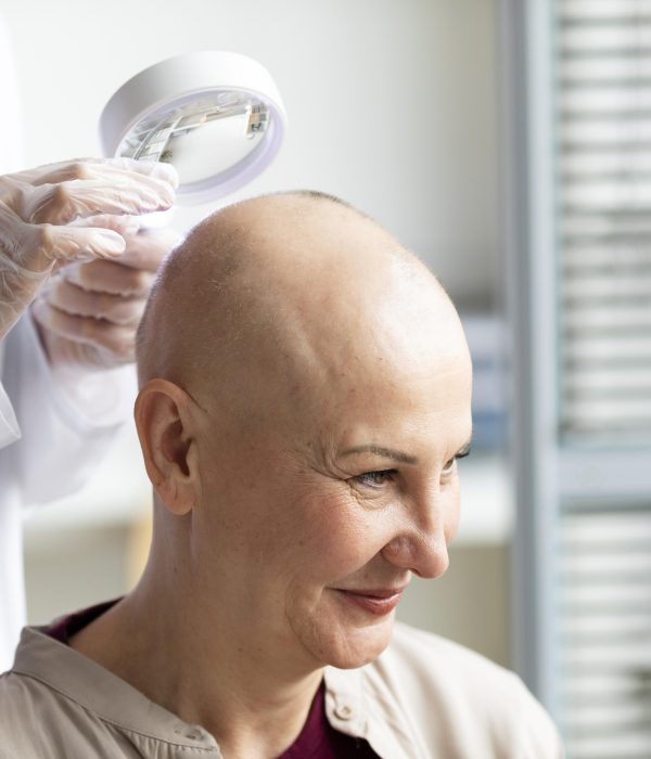 Tratamentos 2 doctor-doing-check-patient-with-skin-cancer
