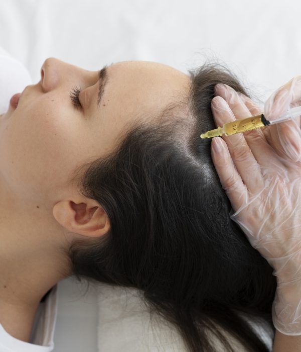 Tratamentos 1 woman-getting-scalp-prp-treatment-high-angle